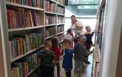 Więcej o: Wycieczka przedszkolaków do biblioteki i do kina