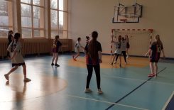 Więcej o: Międzyszkolne zawody w koszykówce dziewcząt